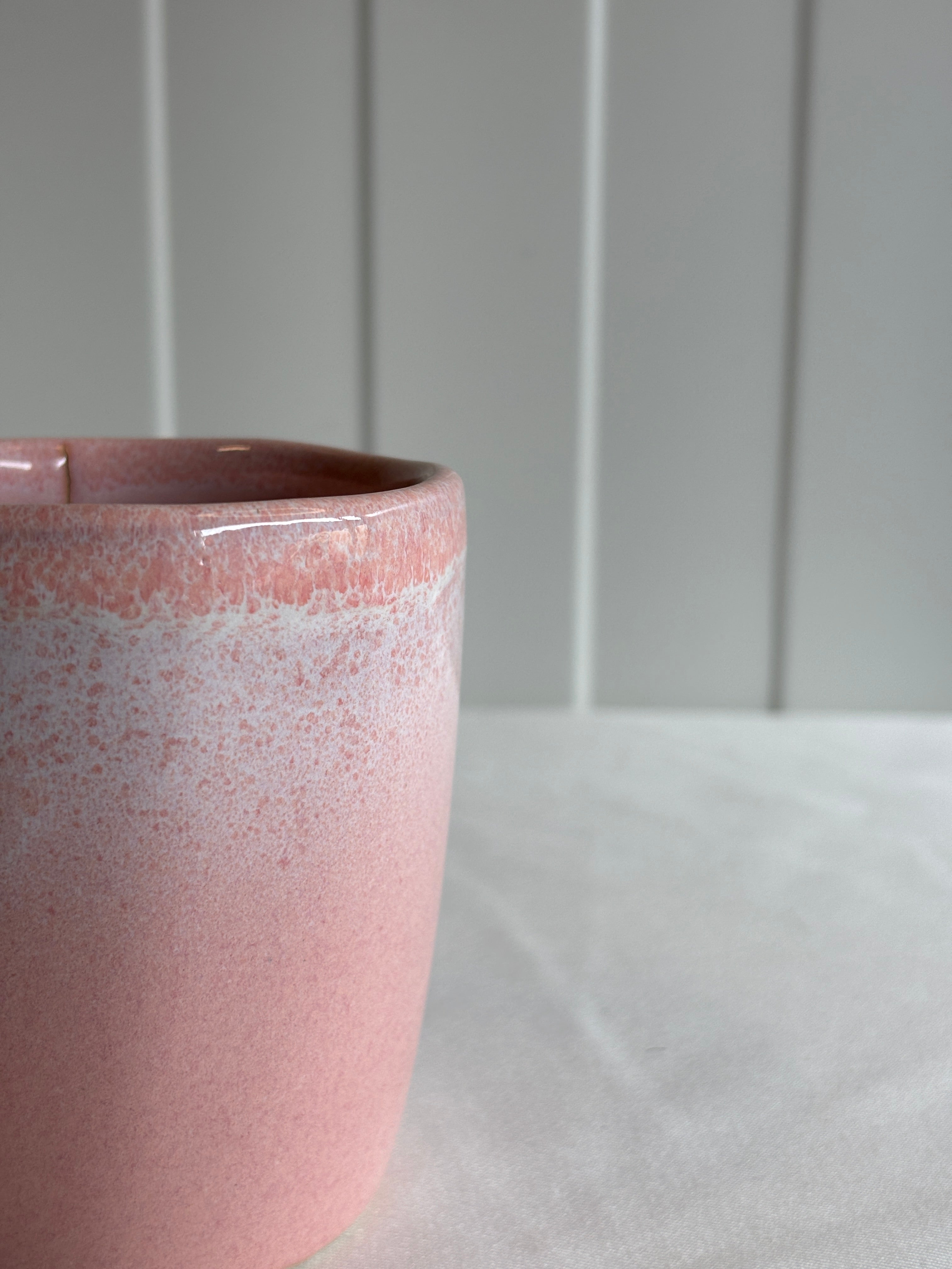 Taza de cerámica de gres con degradado blanco y rosa empolvado hecha a mano