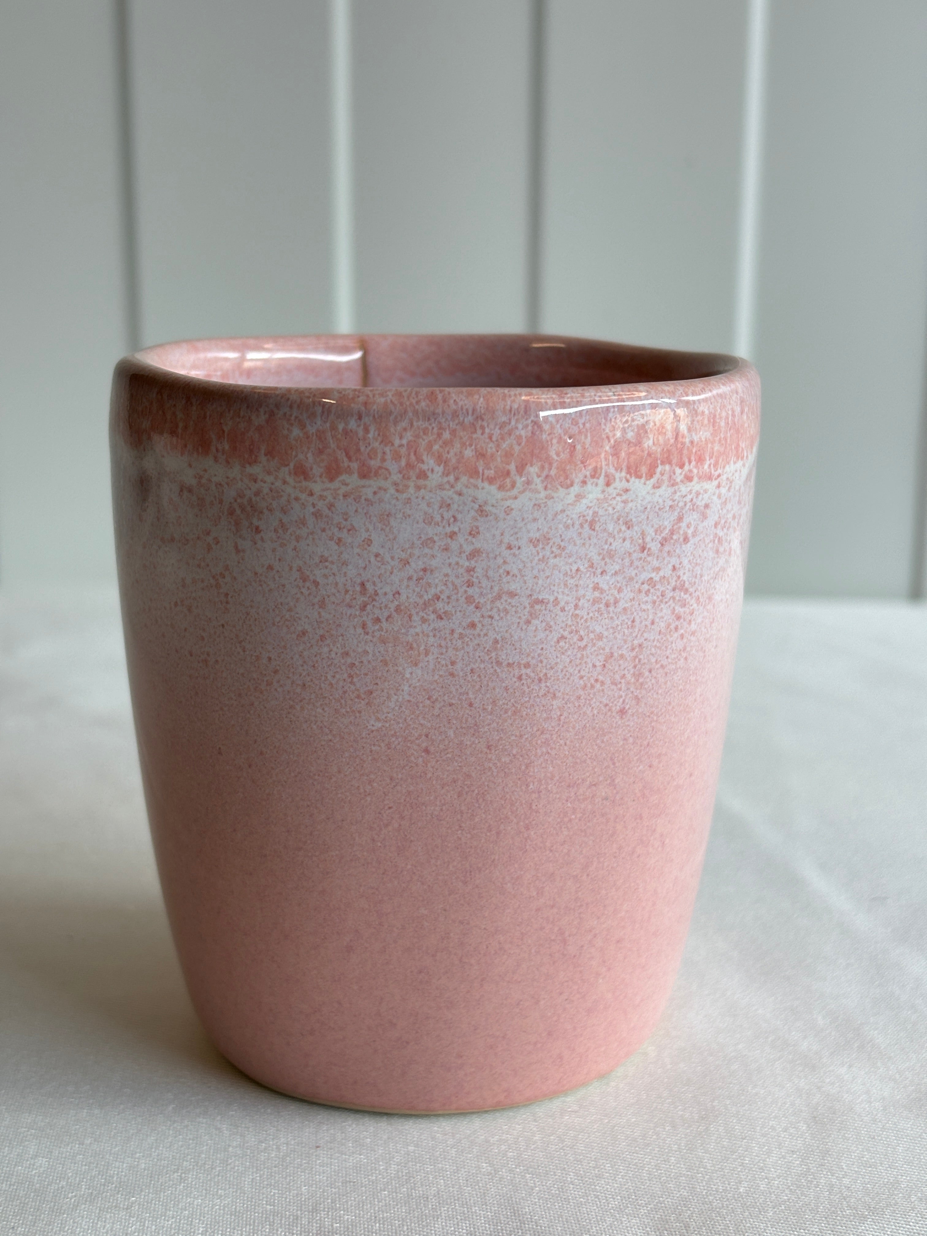 Taza de cerámica de gres con degradado blanco y rosa empolvado hecha a mano