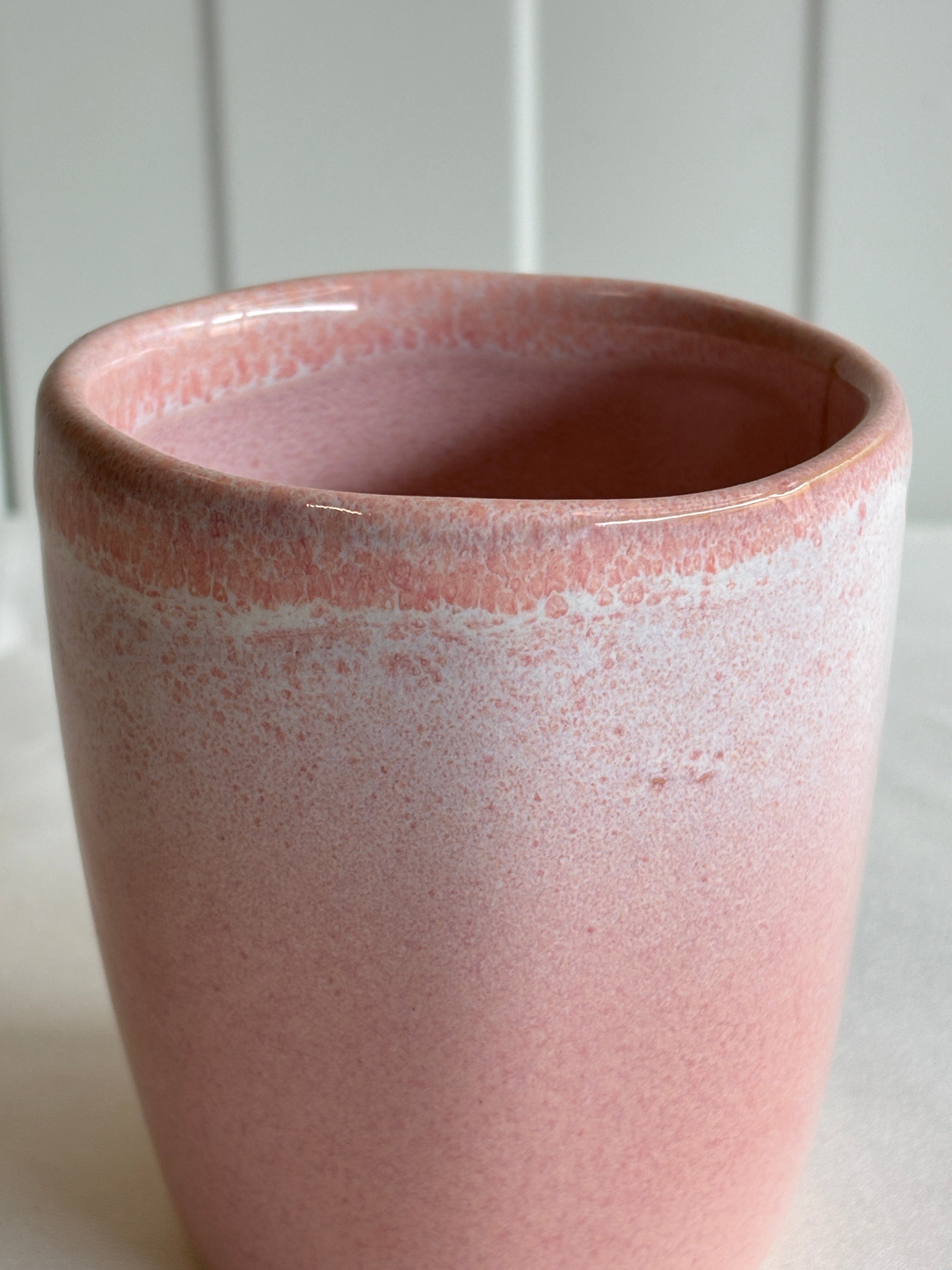 Taza de cerámica de gres con degradado blanco y rosa empolvado hecha a mano