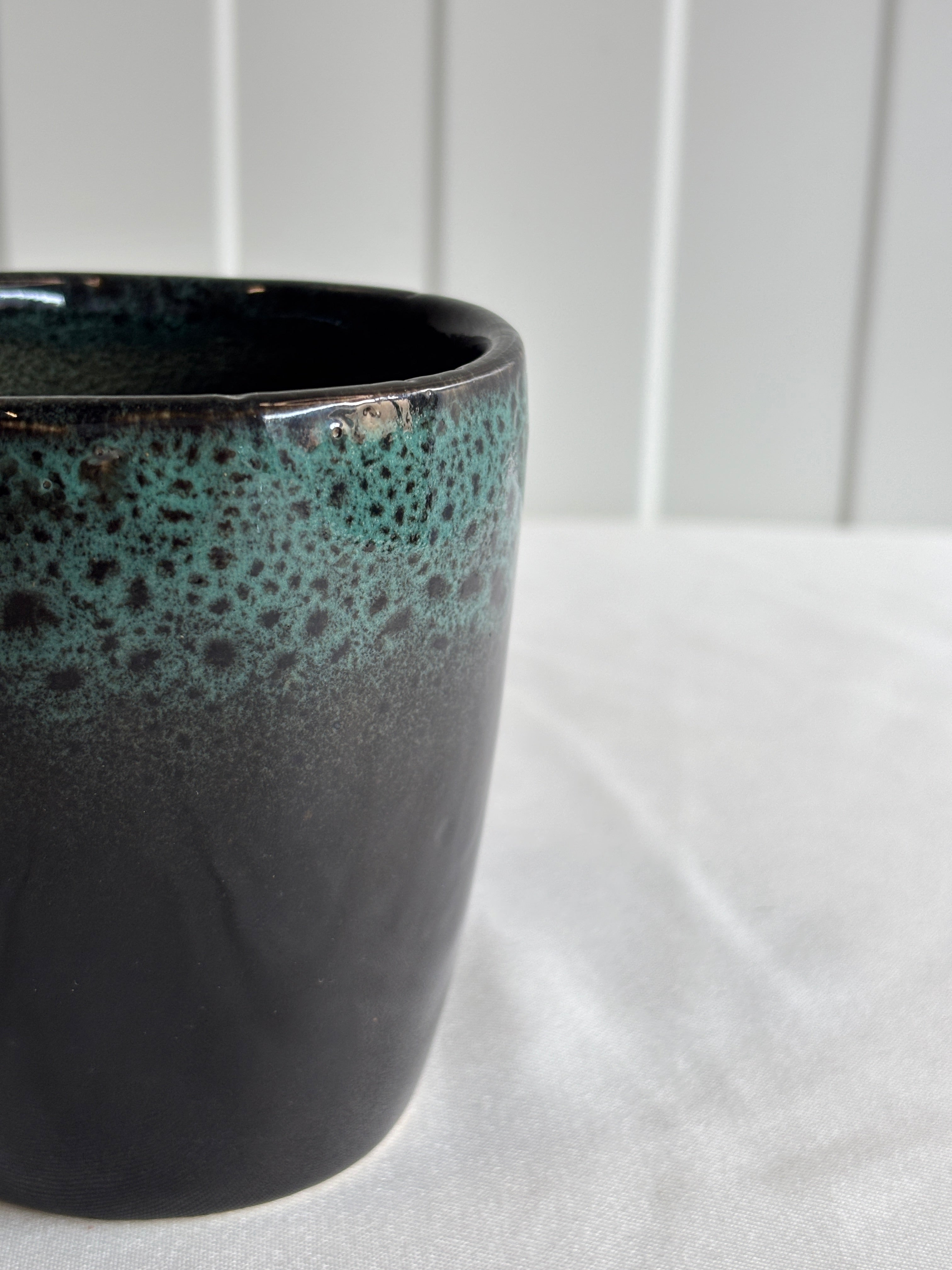 Taza de cerámica esmaltada reactiva negra y verde hecha a mano