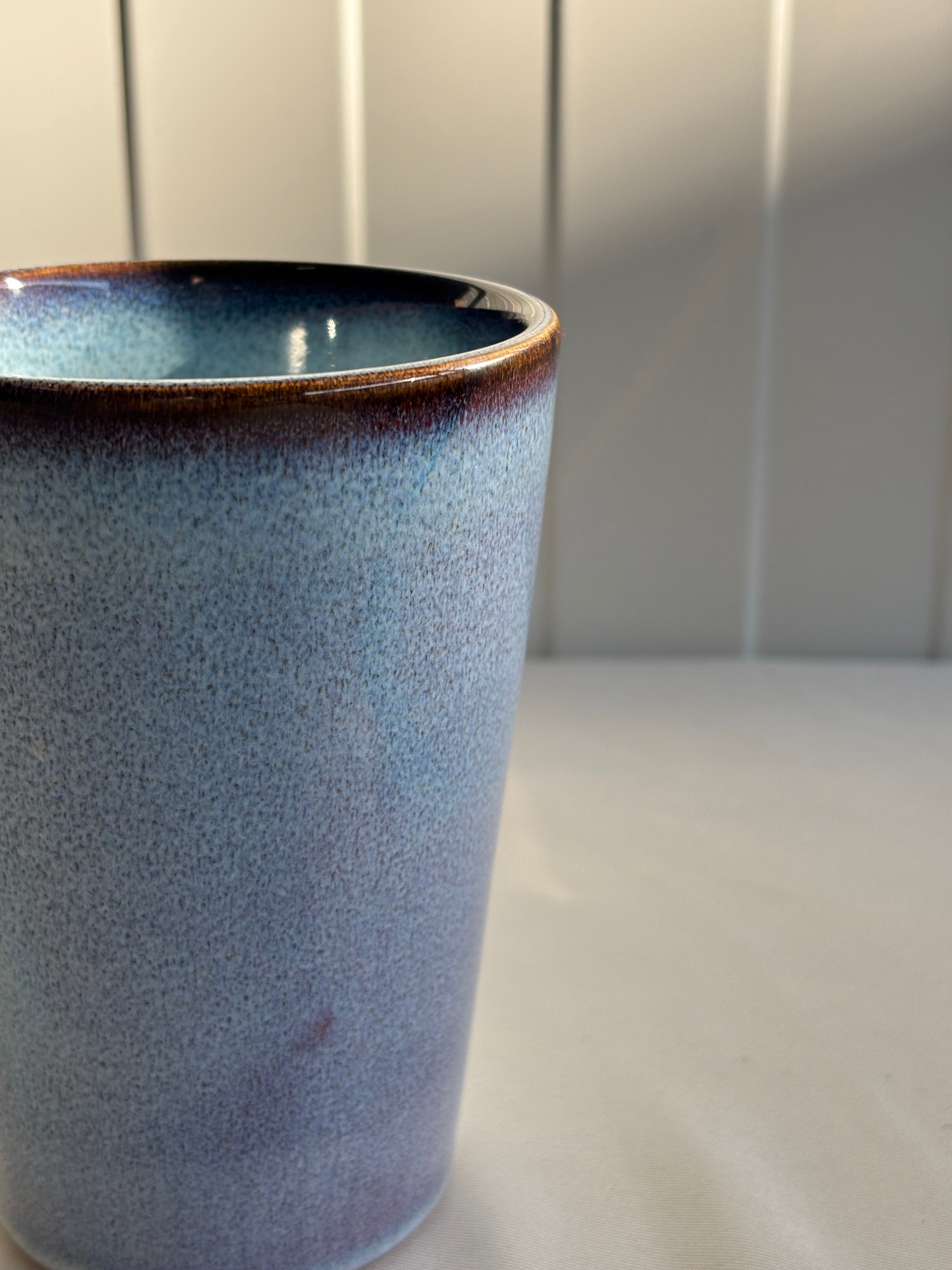 Taza de cerámica portuguesa con degradado azul y morado hecha a mano