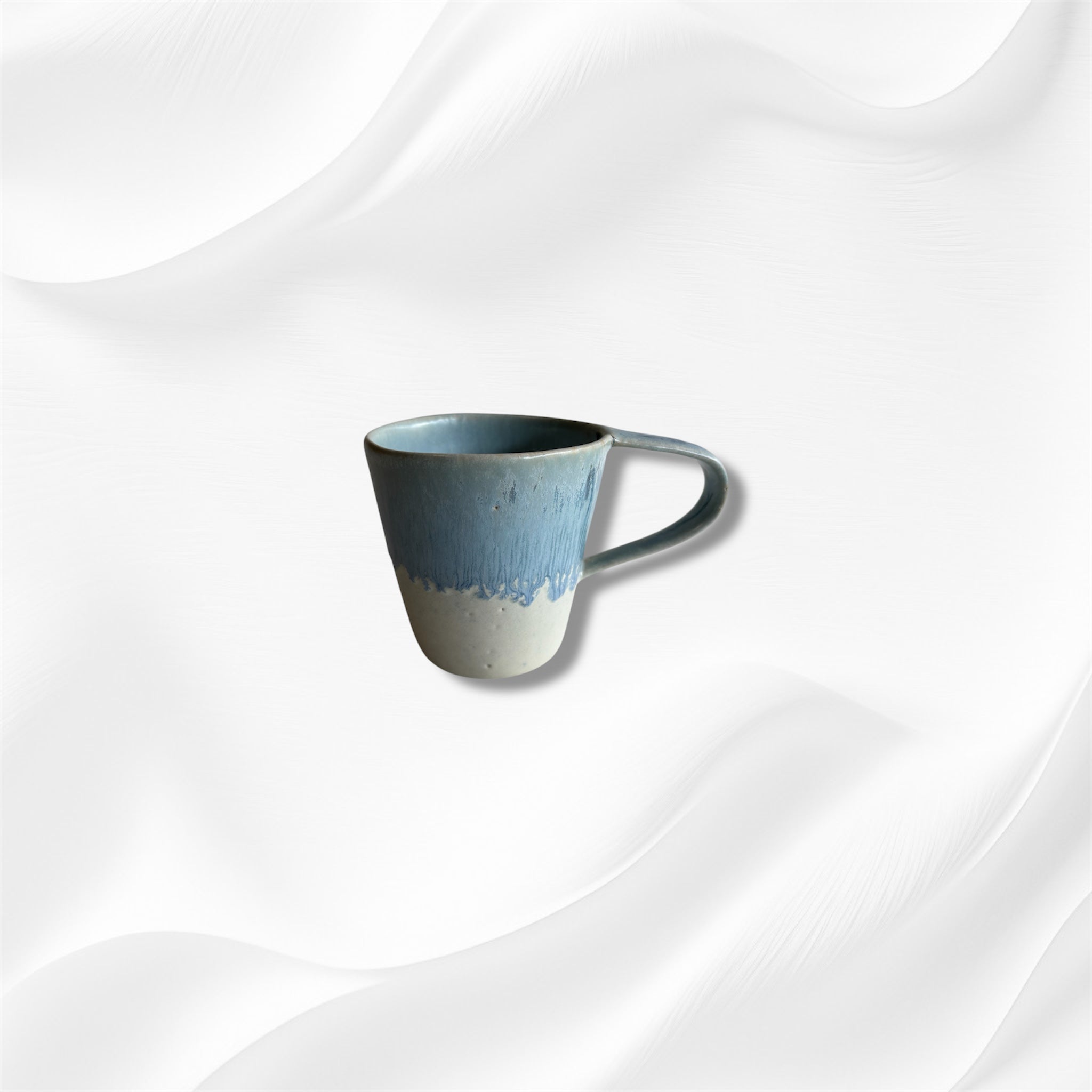 Taza de cerámica bicolor azul y blanca con forma de lágrima, hecha a mano