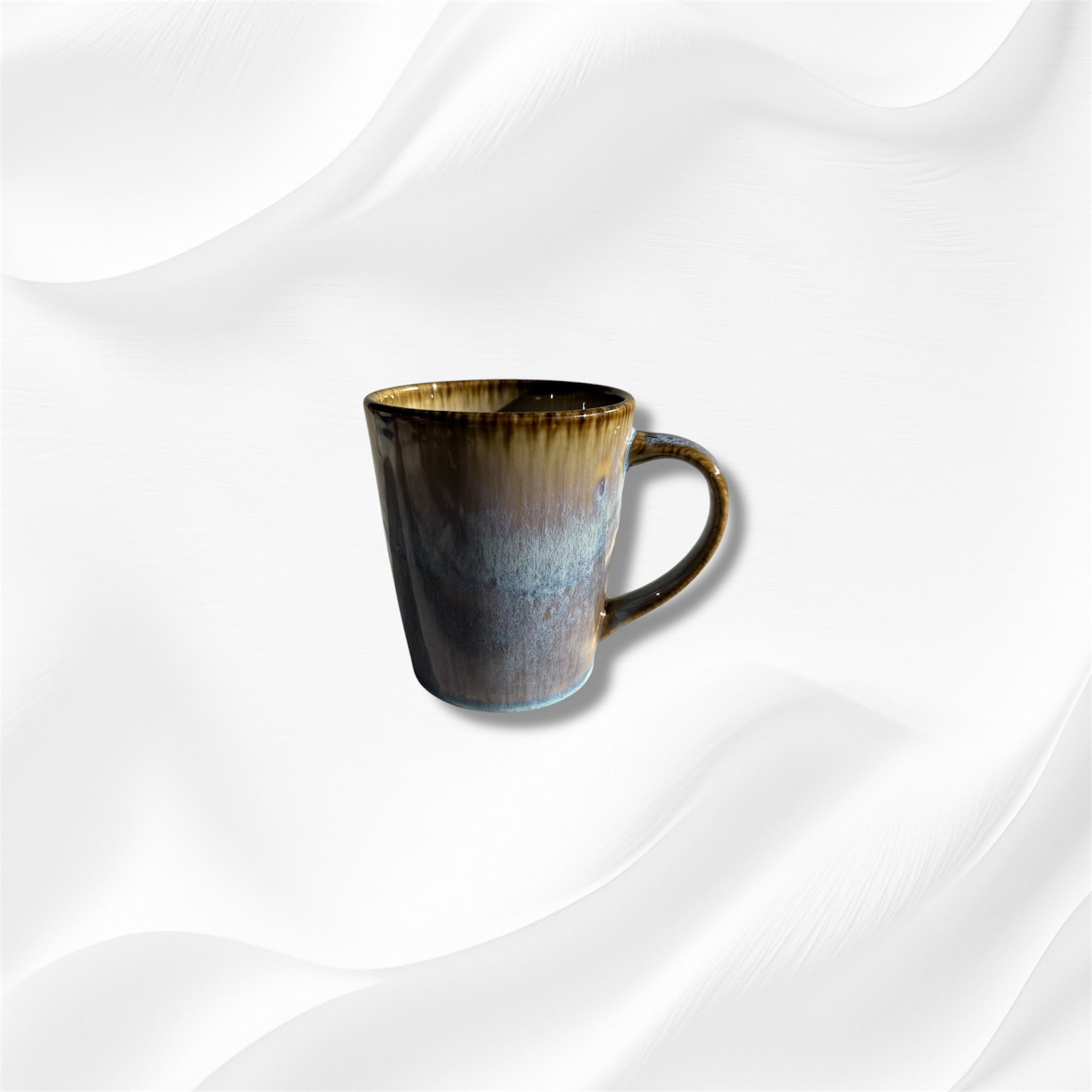 Taza de cerámica hecha a mano con esmalte reactivo azul y marrón