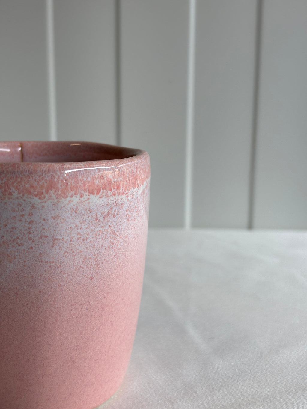 Taza de cerámica de gres con degradado blanco y rosa empolvado hecha a mano