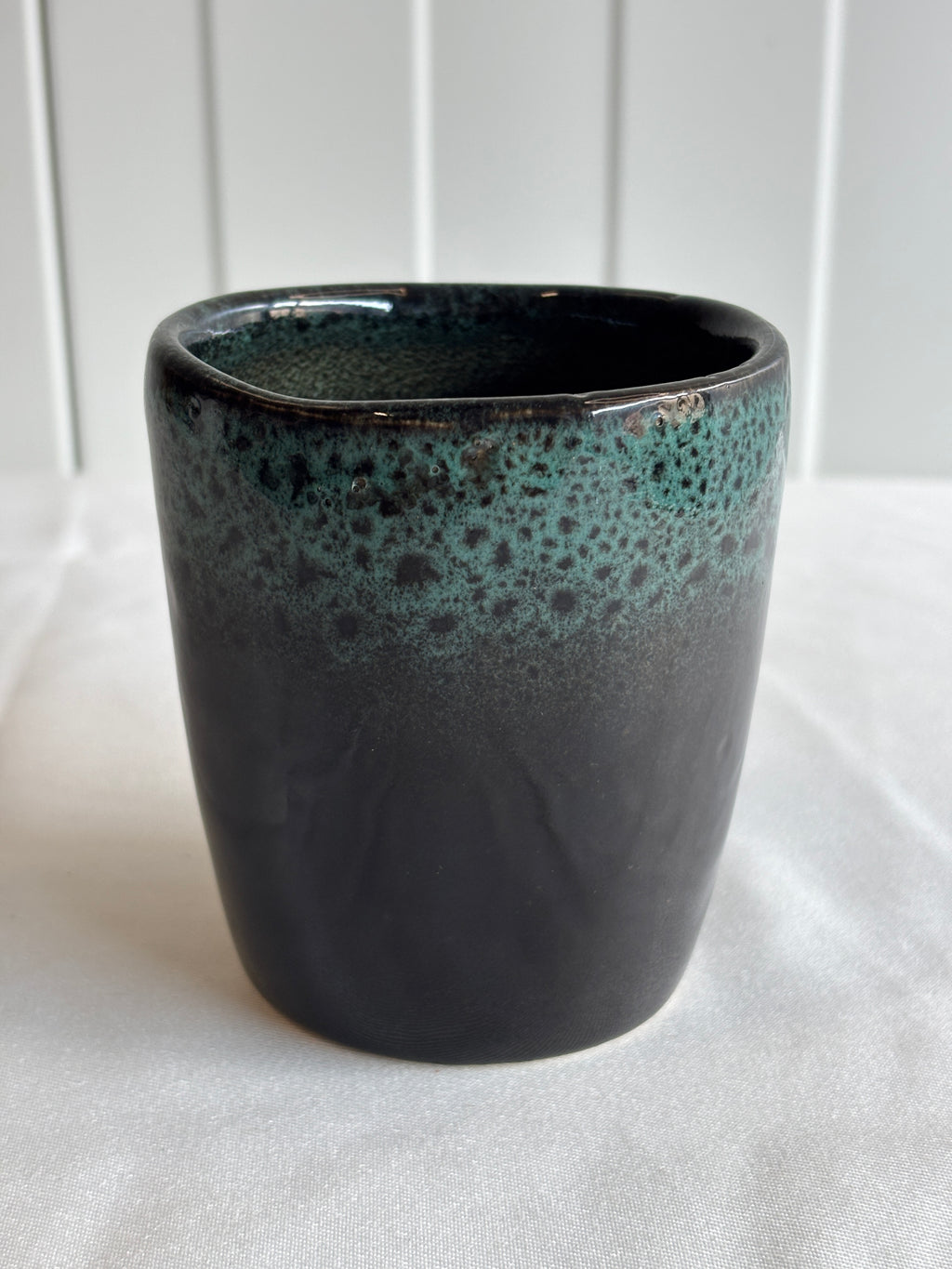 Taza de cerámica esmaltada reactiva negra y verde hecha a mano