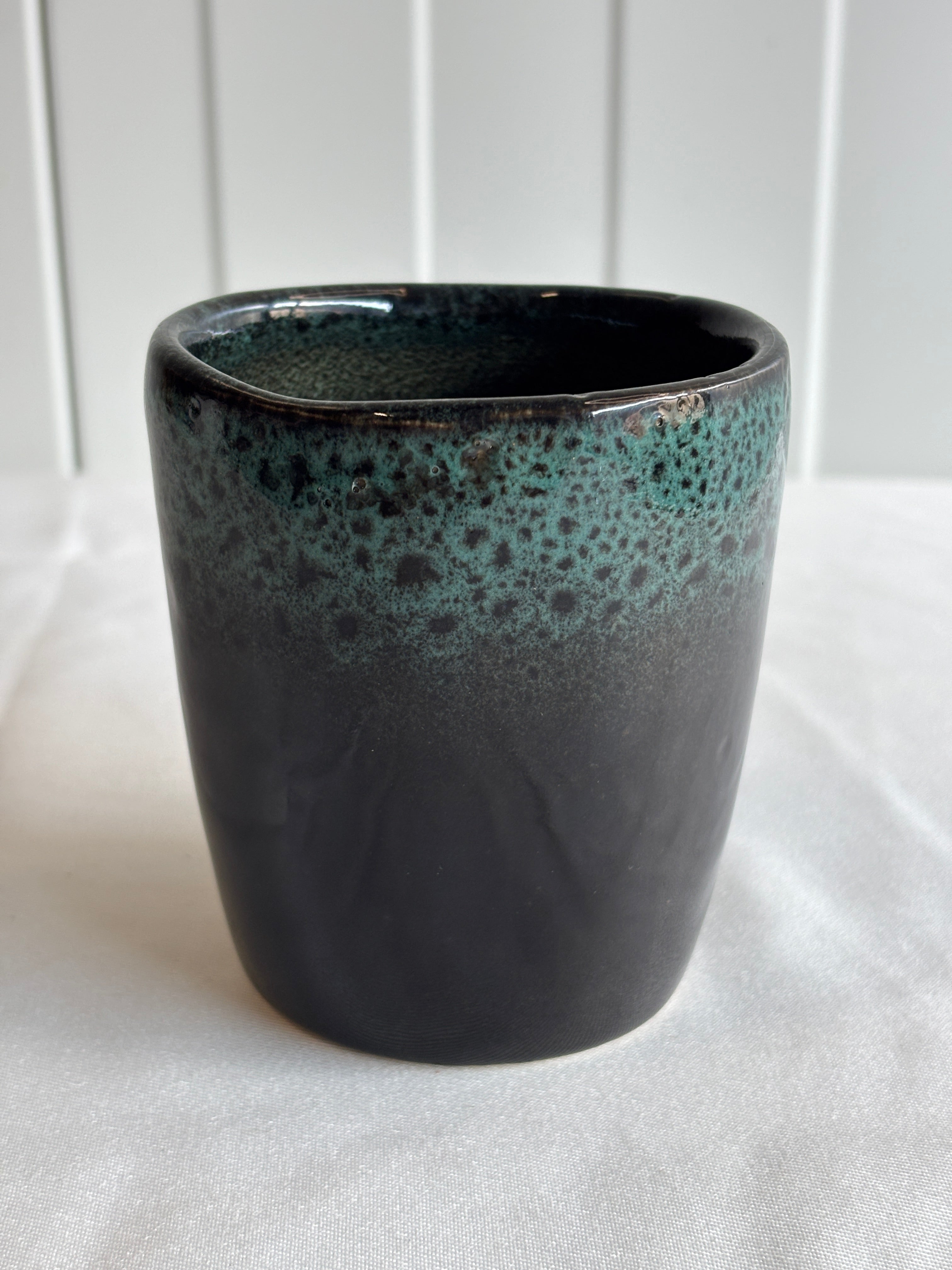 Taza de cerámica esmaltada reactiva negra y verde hecha a mano