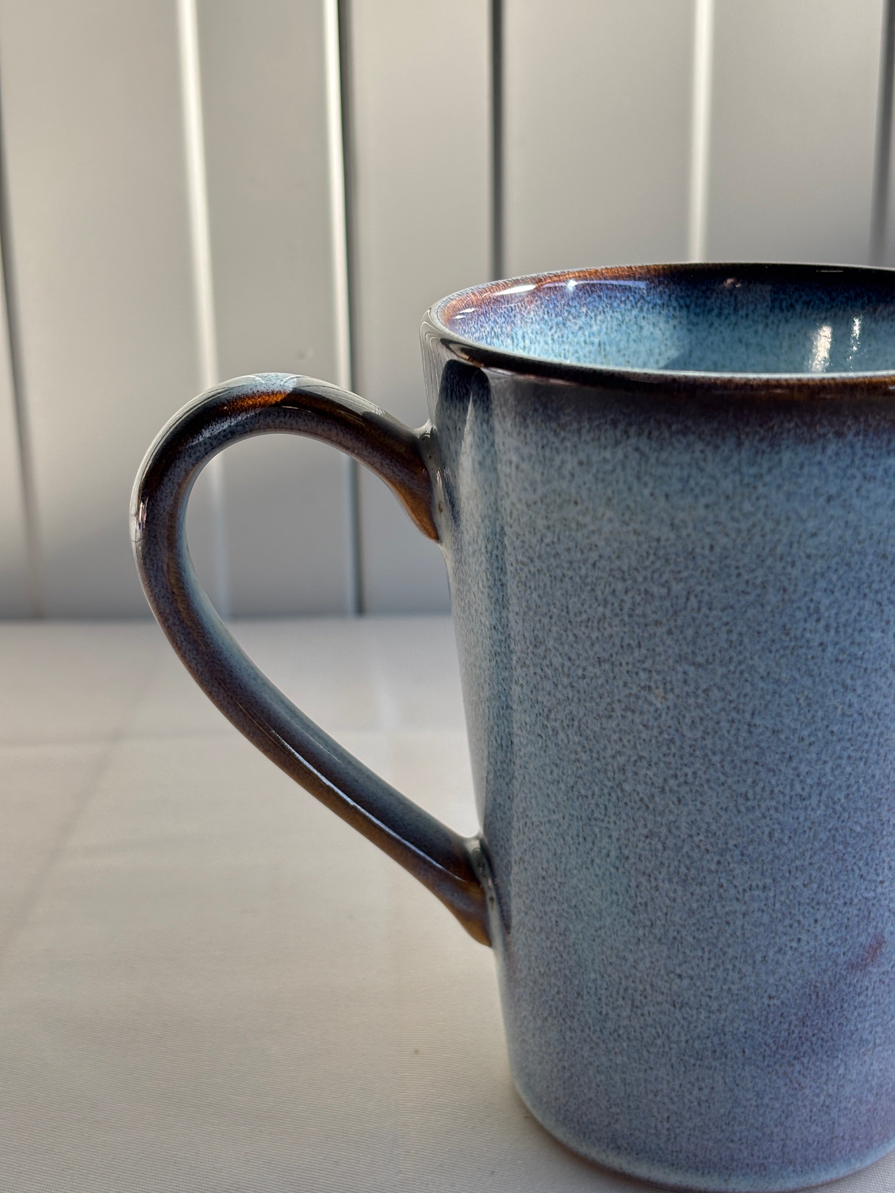Taza de cerámica portuguesa con degradado azul y morado hecha a mano