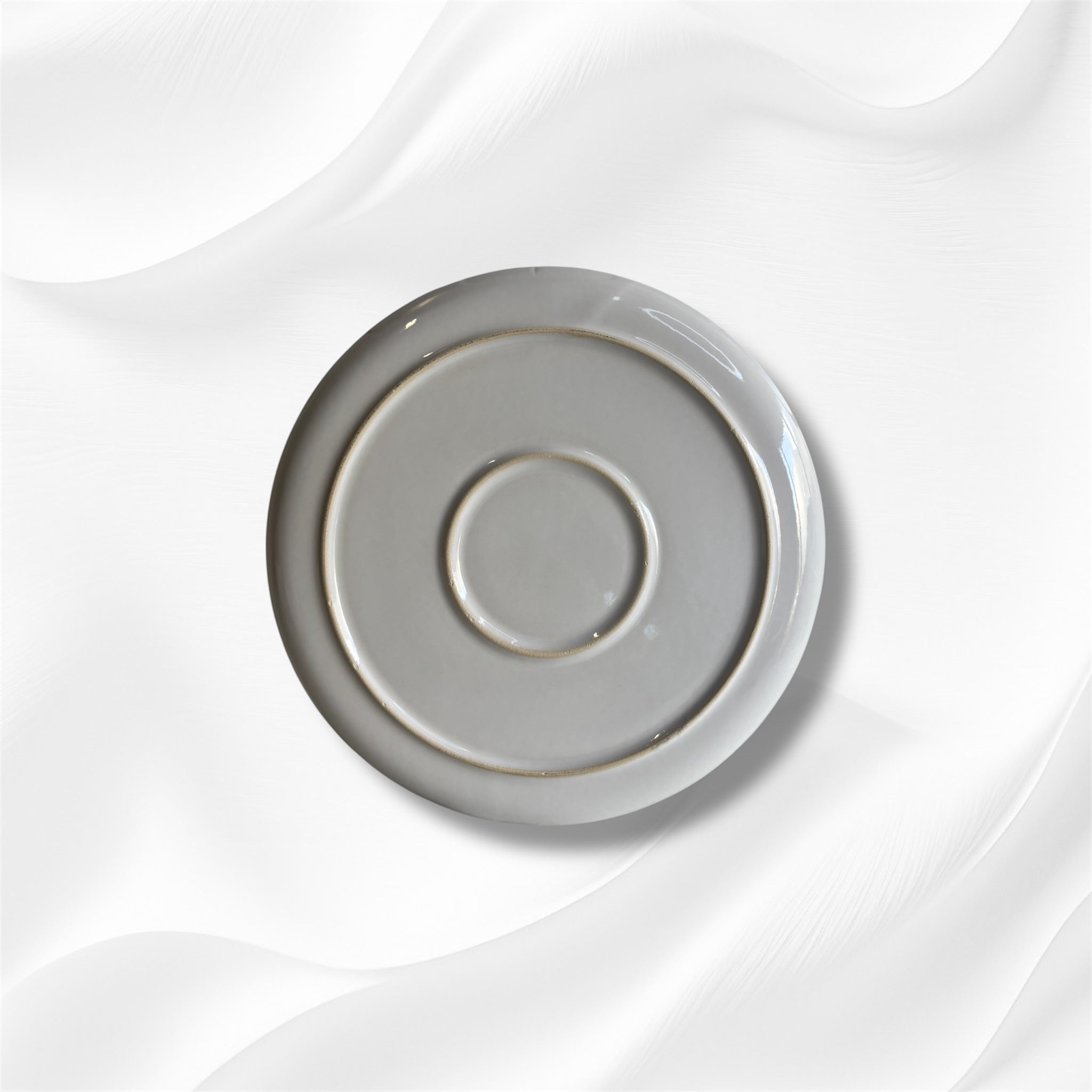 Plato llano de gres blanco con acabado brillante, hecho a mano