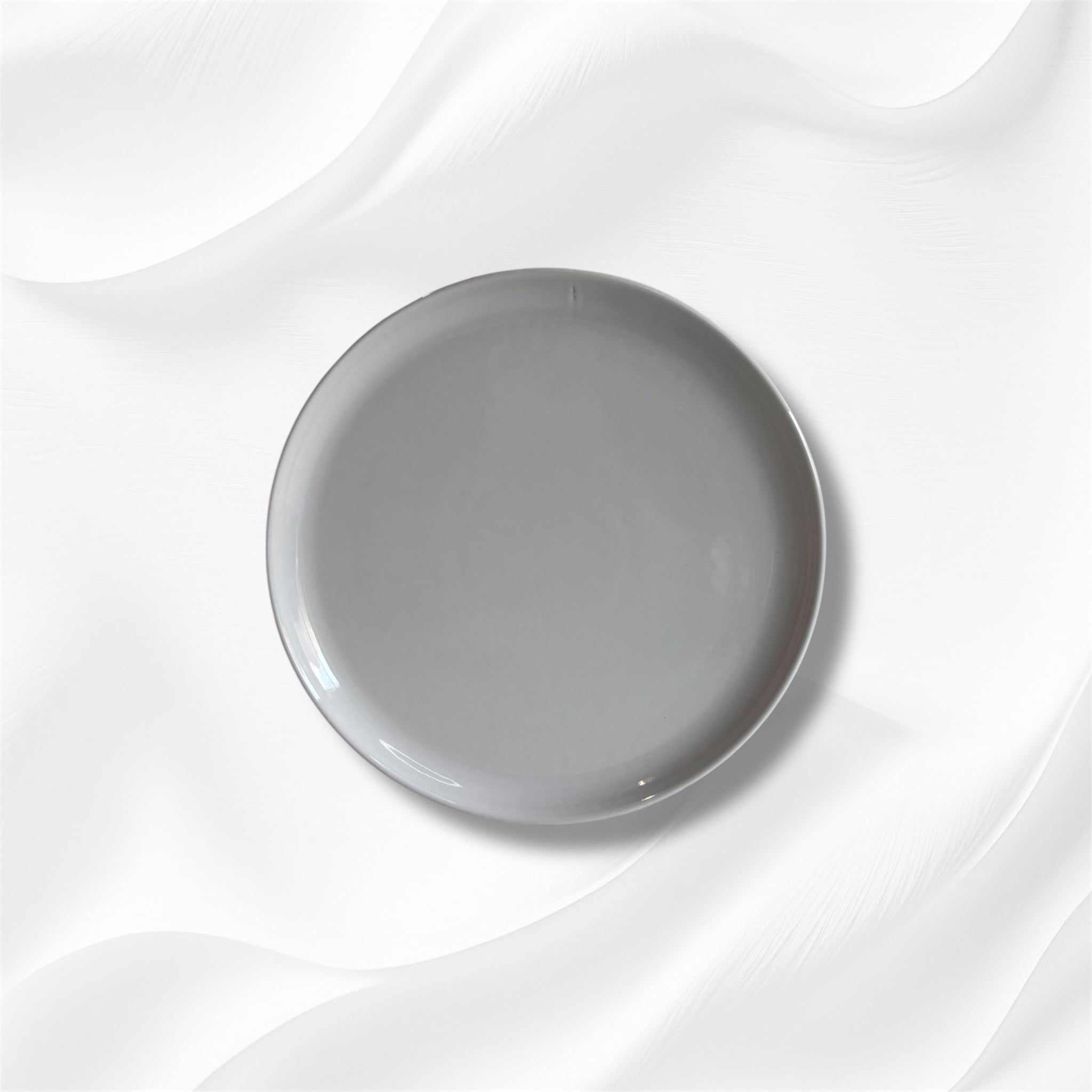 Plato llano de gres blanco con acabado brillante, hecho a mano