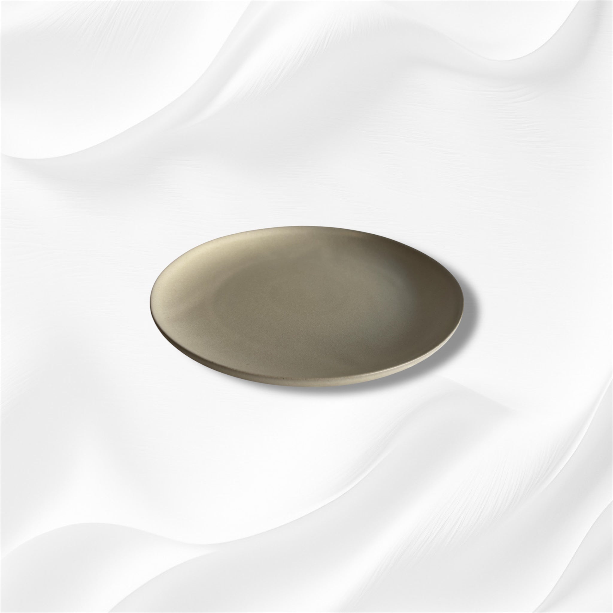 Plato nuevo de gres crema hecho a mano con acabado mate moteado