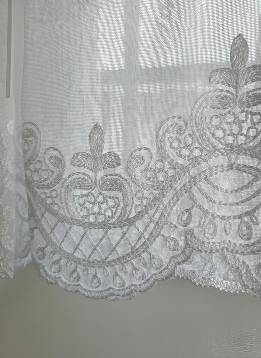 Lot de 2 voilages blancs brodés 140x240 cm à oeillets finition festonnée