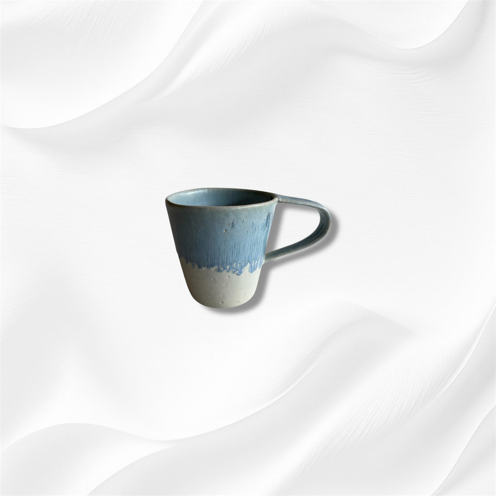 Taza de cerámica bicolor azul y blanca con forma de lágrima, hecha a mano