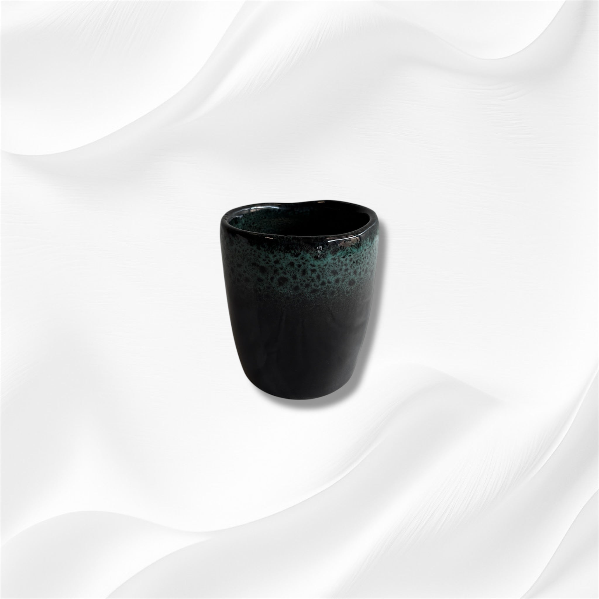 Taza de cerámica esmaltada reactiva negra y verde hecha a mano