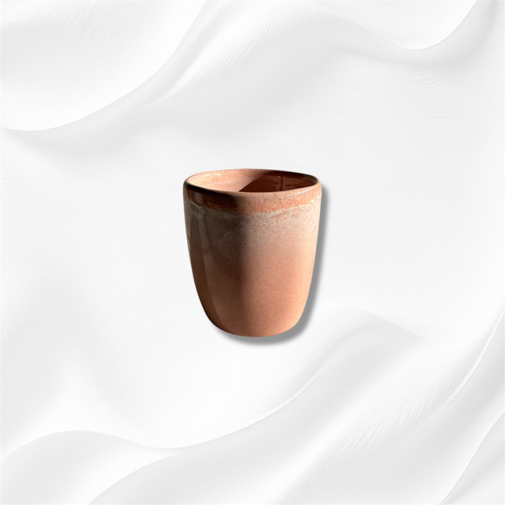 Taza de cerámica de gres con degradado blanco y rosa empolvado hecha a mano